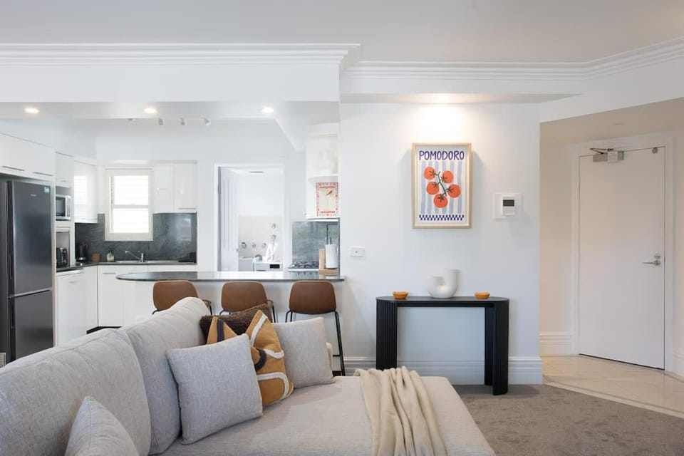 Manly Beachfront 3BR walk to cafes & dining Apartment in Manly