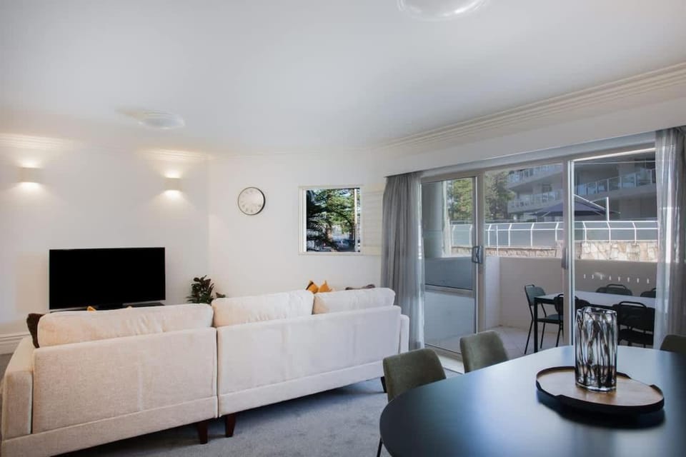 Manly Beachfront 3BR walk to cafes & dining Apartment in Manly