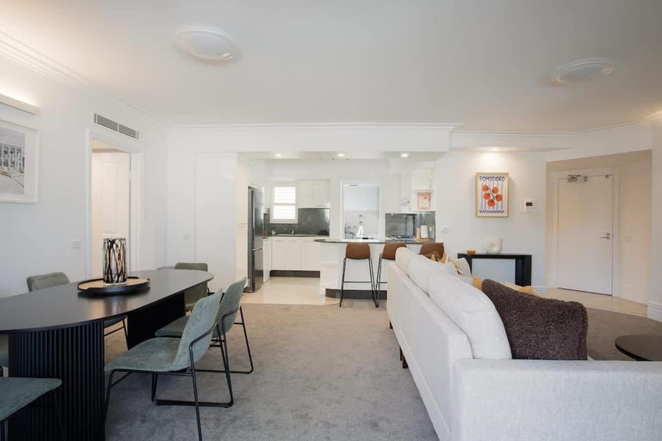 Manly Beachfront 3BR walk to cafes & dining Apartment in Manly