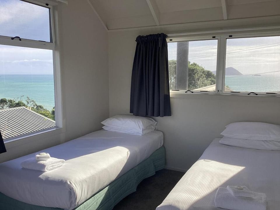 Bayview Ridge - Wyuna Bay - 360 degree Views House in Coromandel