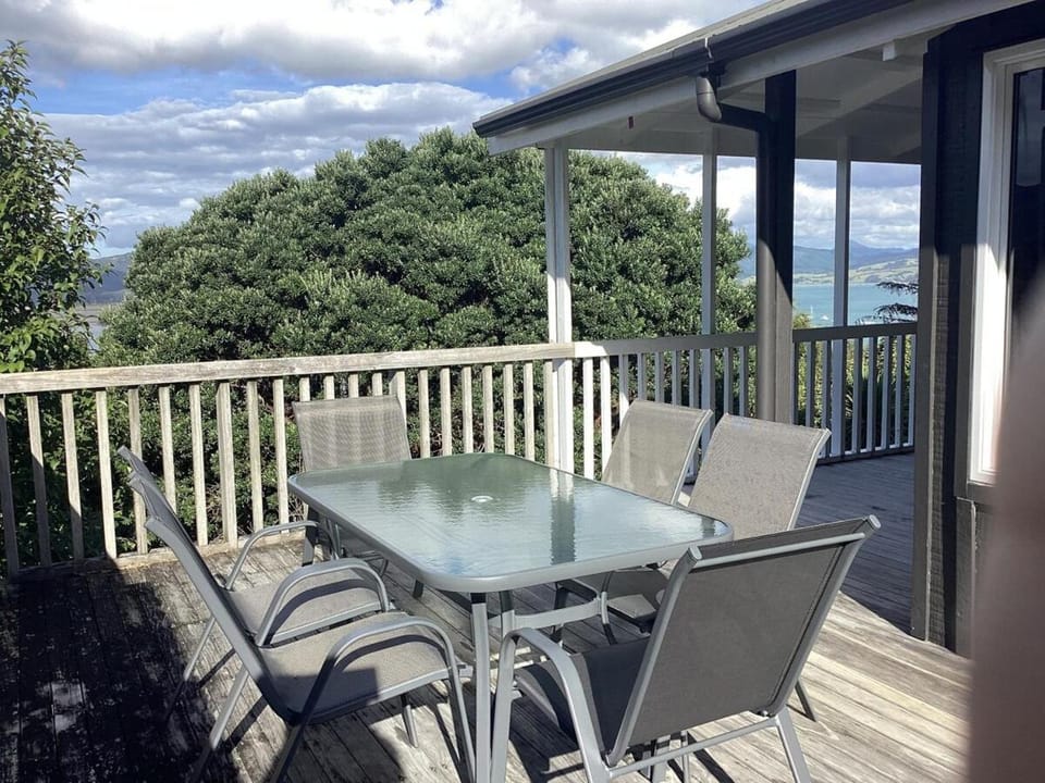 Bayview Ridge - Wyuna Bay - 360 degree Views House in Coromandel