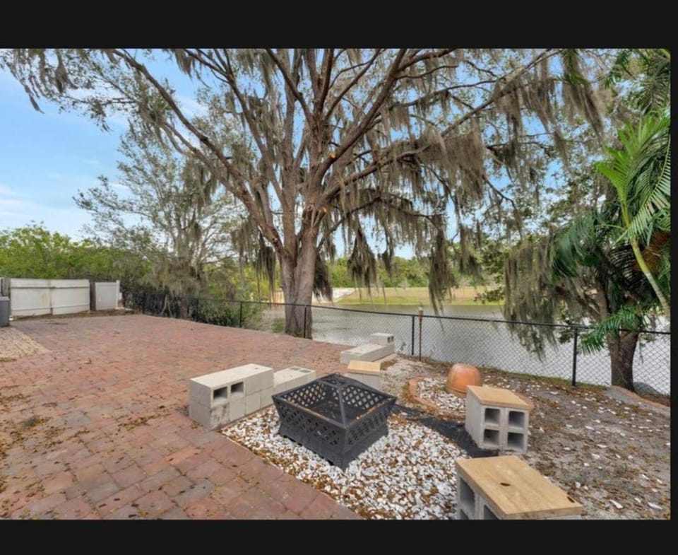 Beautiful Lake front home House in North Port