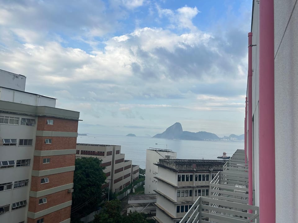 Uni Home 911 - COM ESTACIONAMENTO GRATUITO - Studio moderno e novo perto do MAC - Boa Viagem Apartment in Niterói
