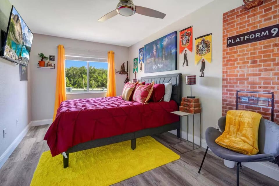 Bed, TV and multimedia, Photo of the whole room, Bedroom