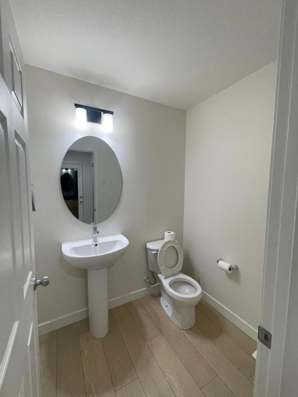 New and nice bedroom in Riverview C Vacation rental in Edmonton