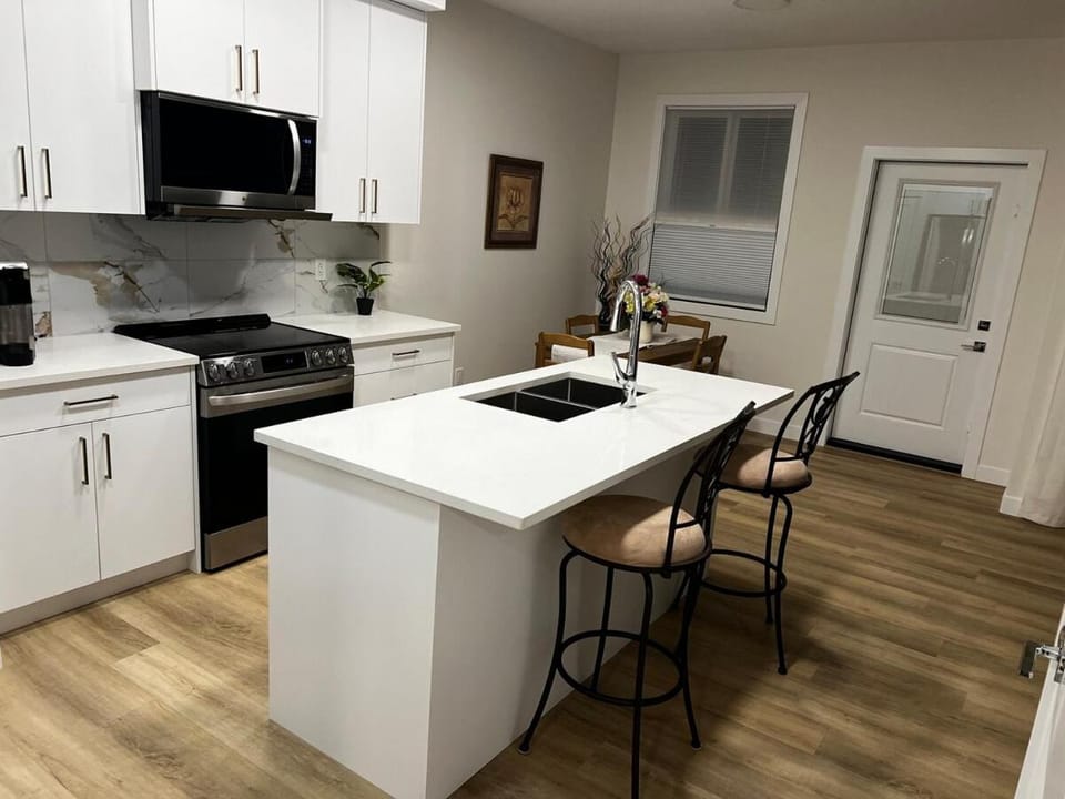 Starling Modern House Apartment in Fort Saskatchewan
