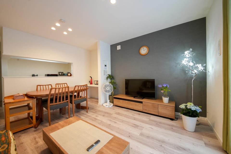 IWA House 2 brand new detached house with convenient transportation near Namba Shinsaibashi and Nipponbashi with two toilets and two bathrooms Villa in Osaka