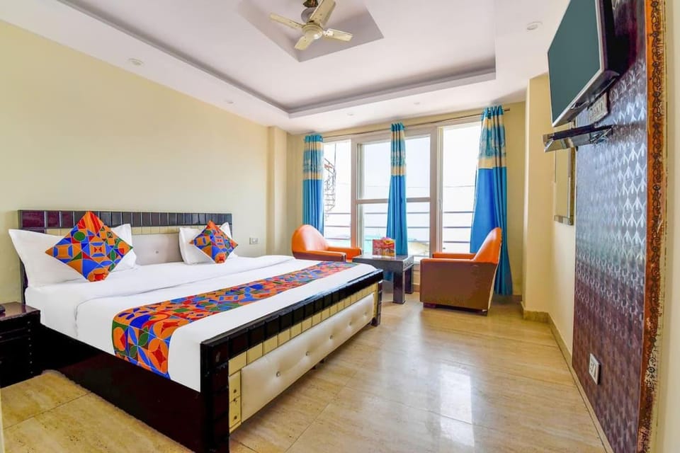Bed, TV and multimedia, Bedroom