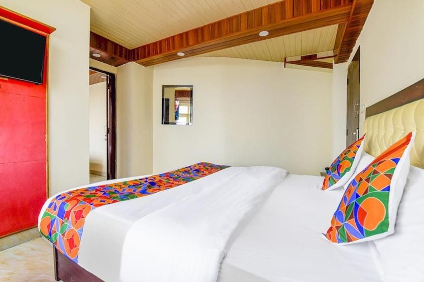 Bed, TV and multimedia, Bedroom