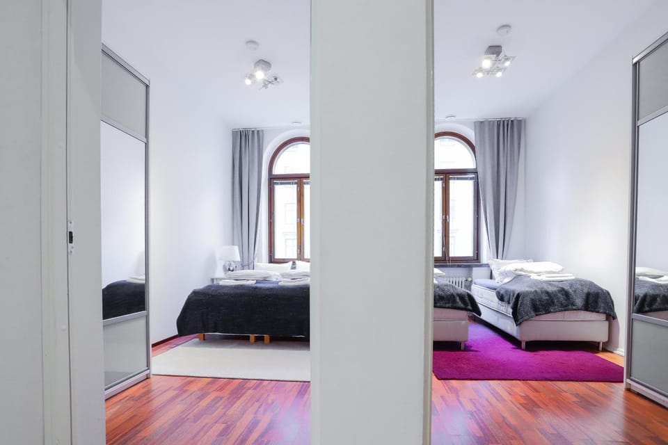 Photo of the whole room, Bedroom, wardrobe
