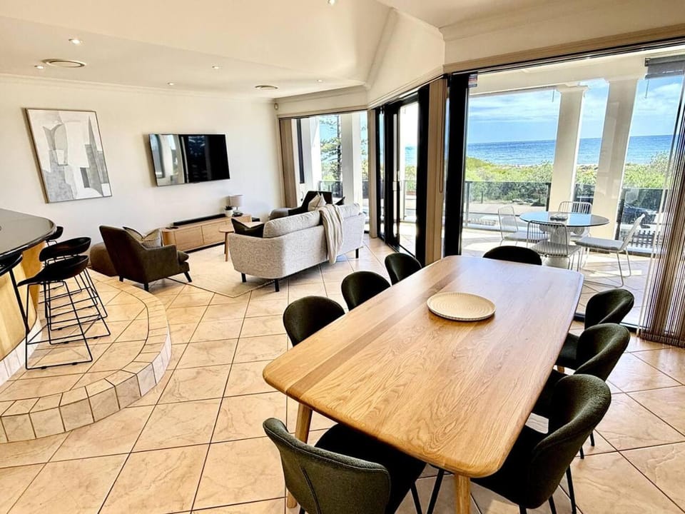 Seating area, Dining area, Sea view