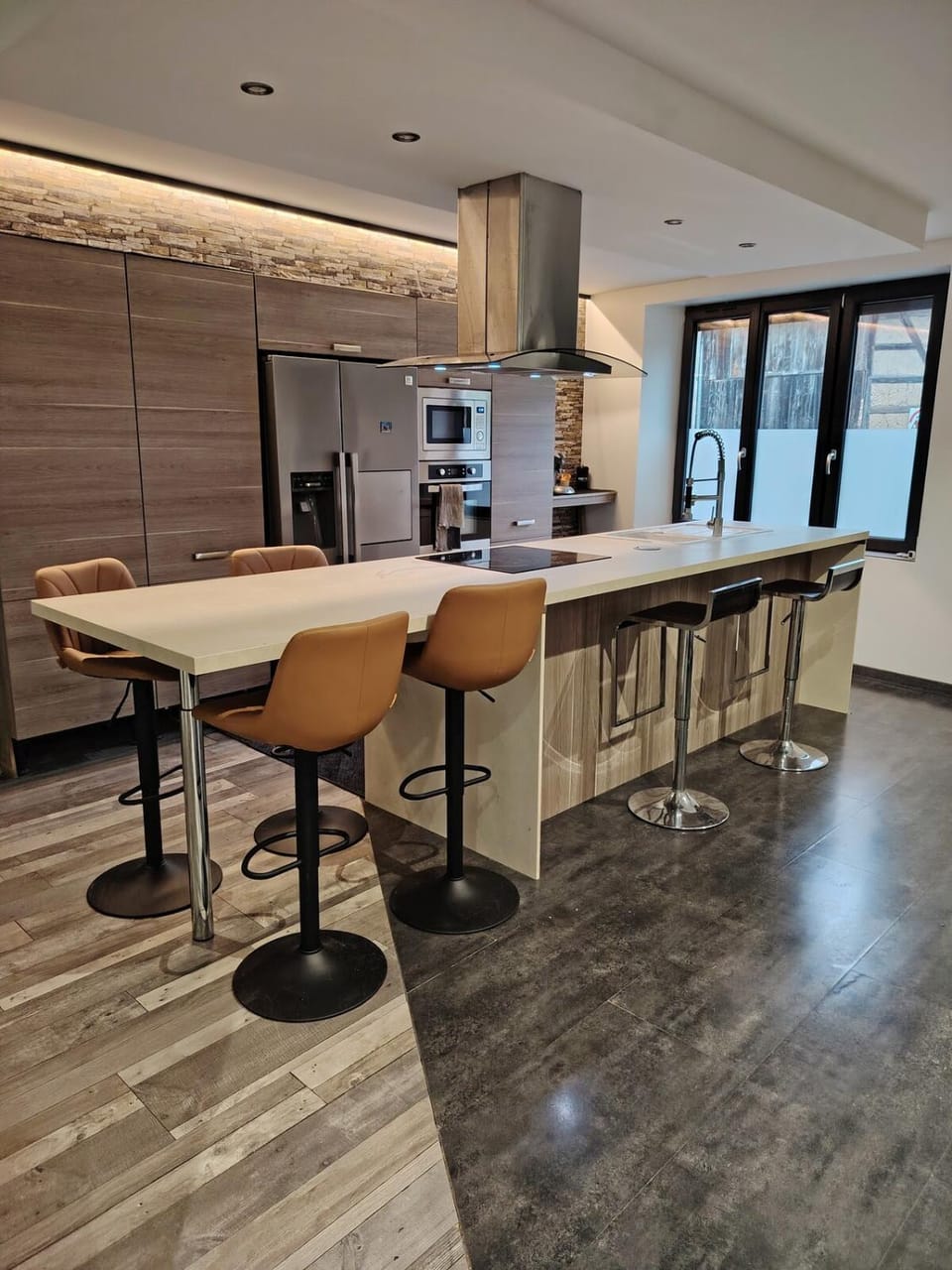 Dining area, oven, stove, toaster