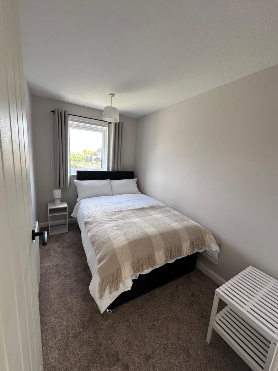 Modern 3 Bed , Contractors & Families , Driveway Apartment in England