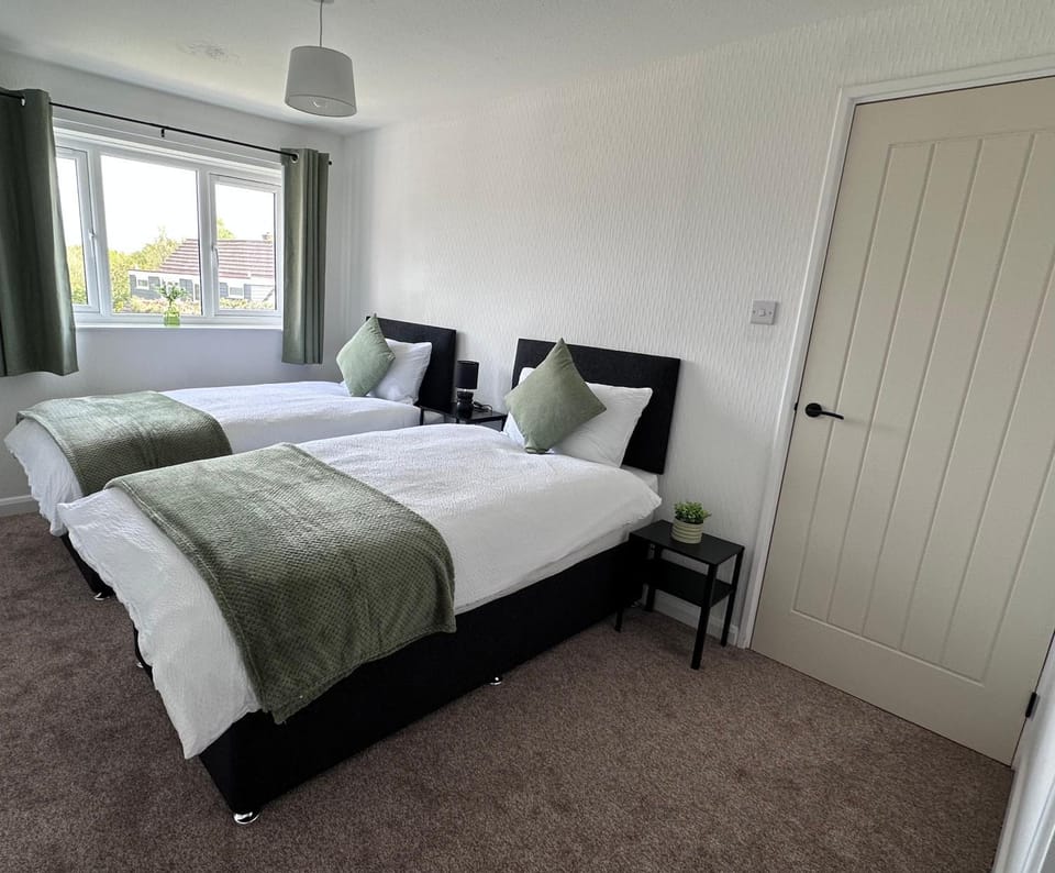 Modern 3 Bed , Contractors & Families , Driveway Apartment in England