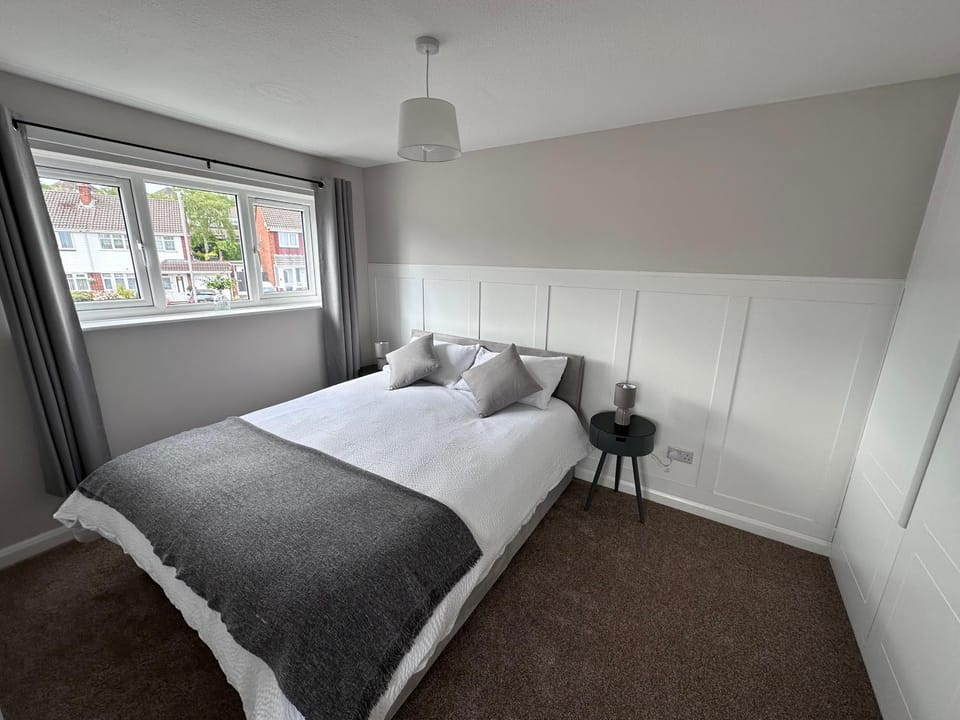 Modern 3 Bed , Contractors & Families , Driveway Apartment in England