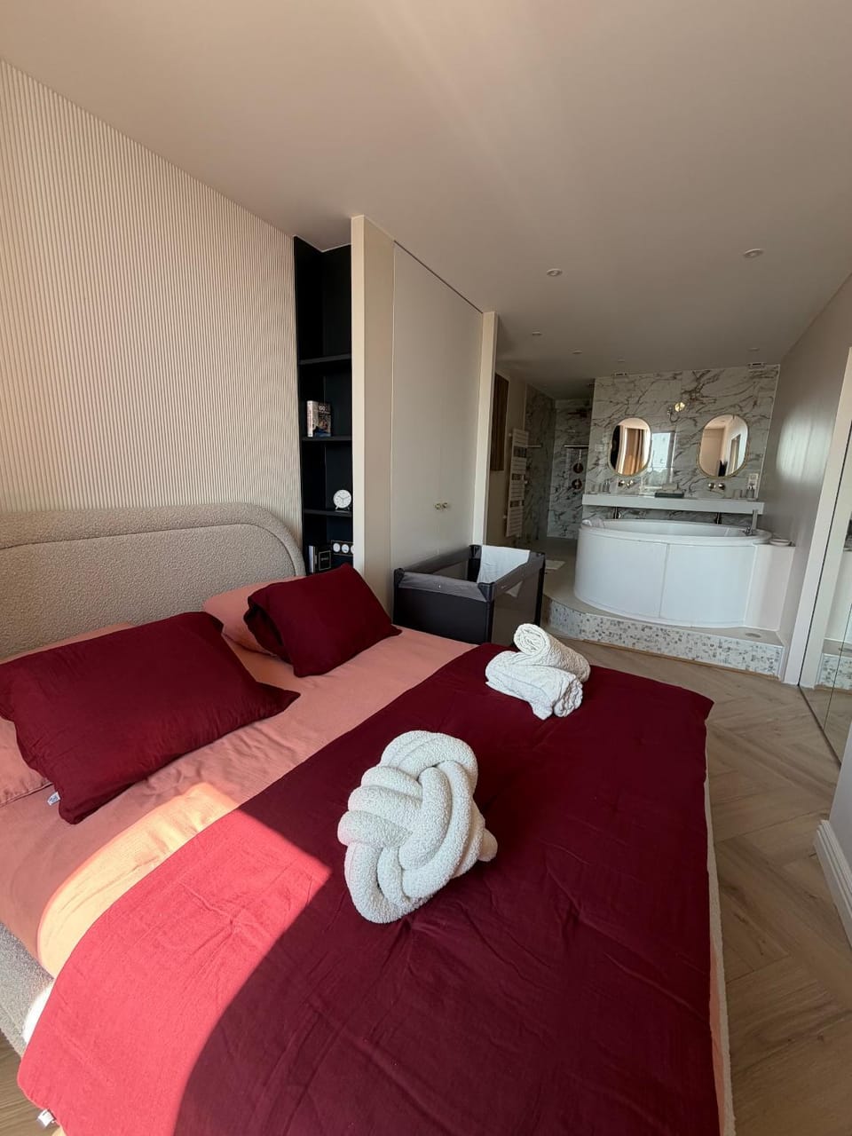 Shower, Bed, Hot Tub, Photo of the whole room, cot, storage, wardrobe