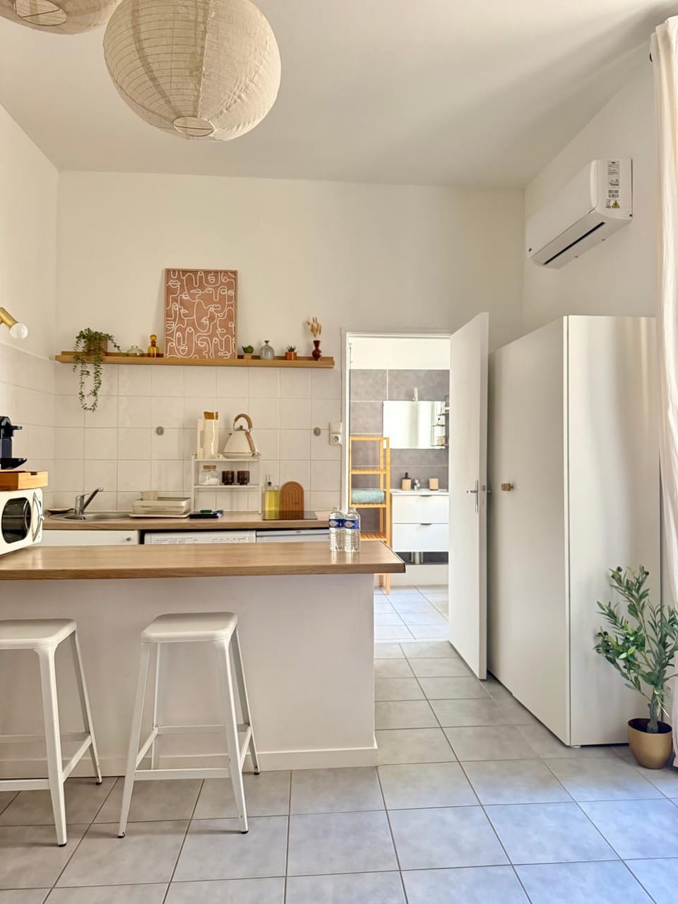 Coffee/tea facilities, Dining area, pet friendly, stove, toaster, air conditioner