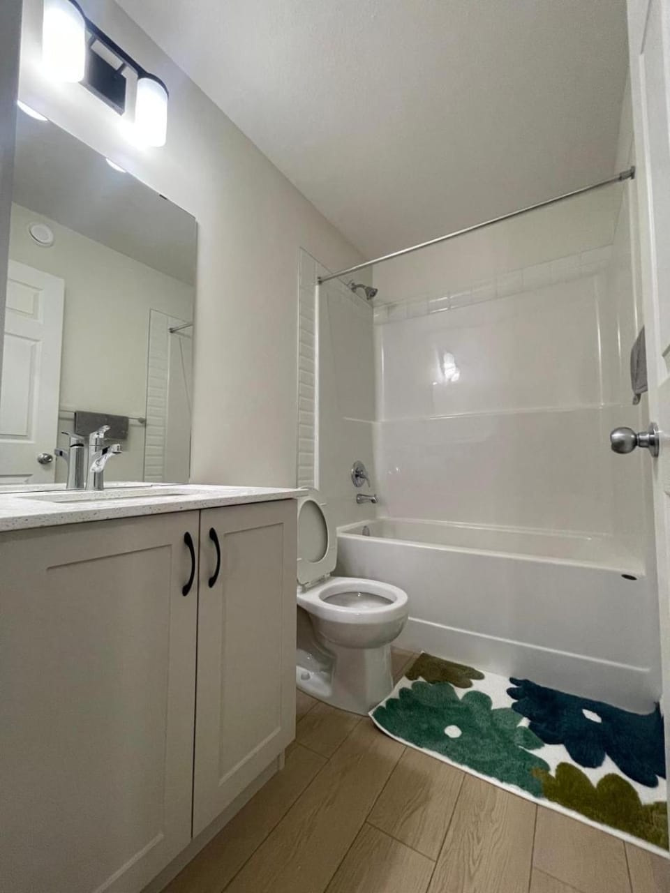 New and nice bedroom in Riverview D Vacation rental in Edmonton