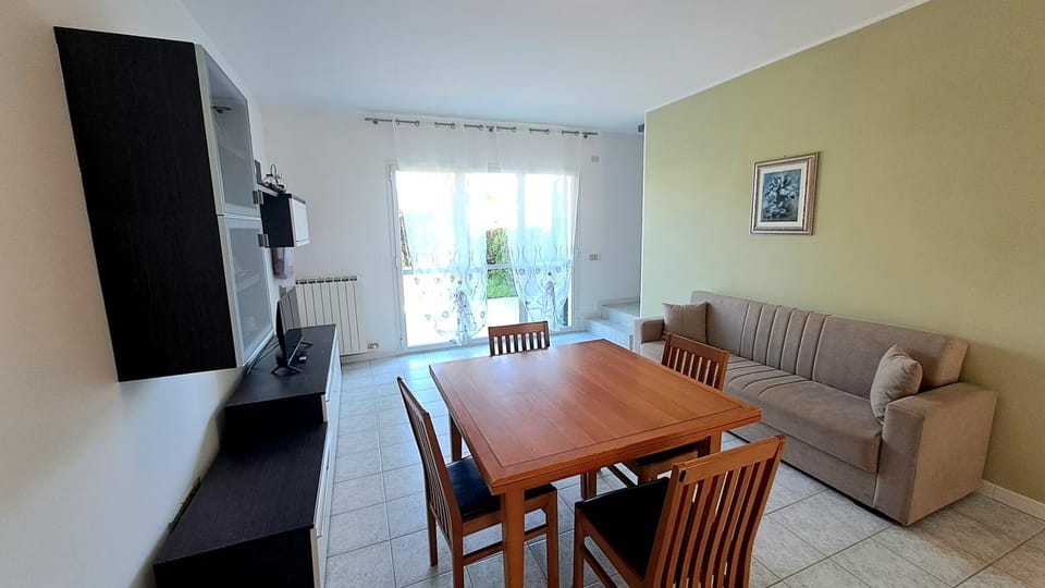 Communal lounge/ TV room, Living room, Seating area, Dining area