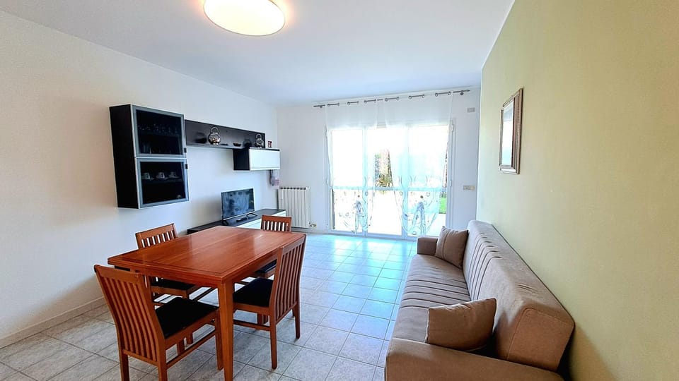 Communal lounge/ TV room, Living room, Seating area, Dining area