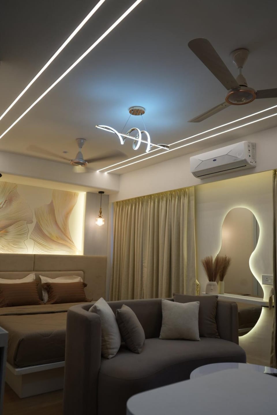 AeroLuxe Suite 5 min from Airport Premium Studio Apartment in Pune