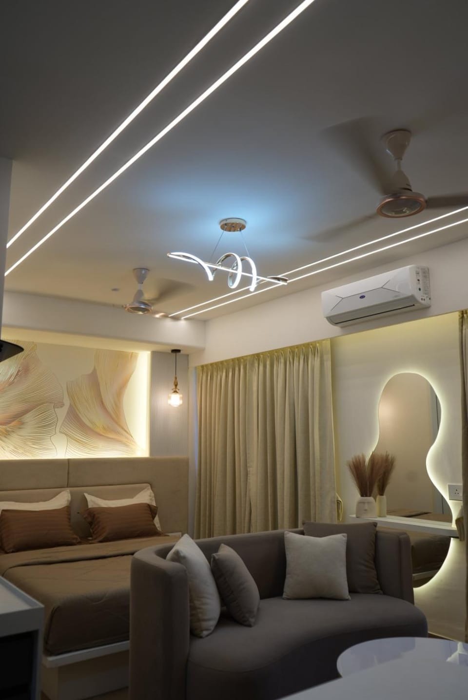 AeroLuxe Suite 5 min from Airport Premium Studio Apartment in Pune