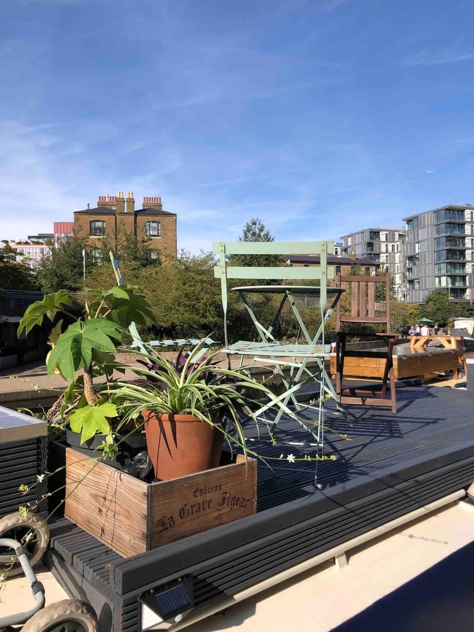 Cozy Narrowboat on Regents Canal Docked boat in London Borough of Islington