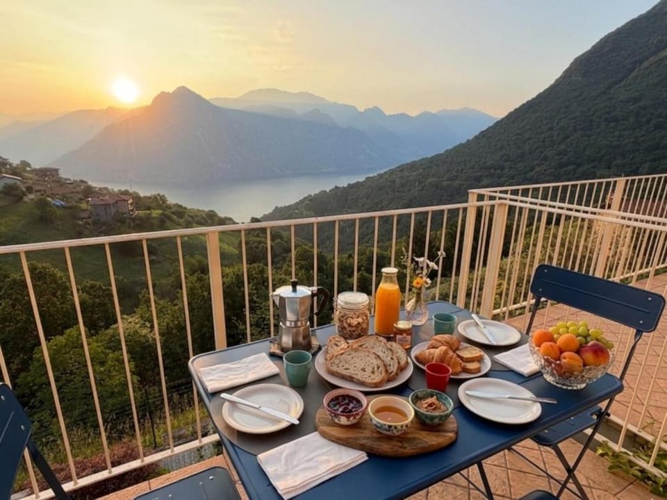 Balcony/Terrace, Lake view, Mountain view