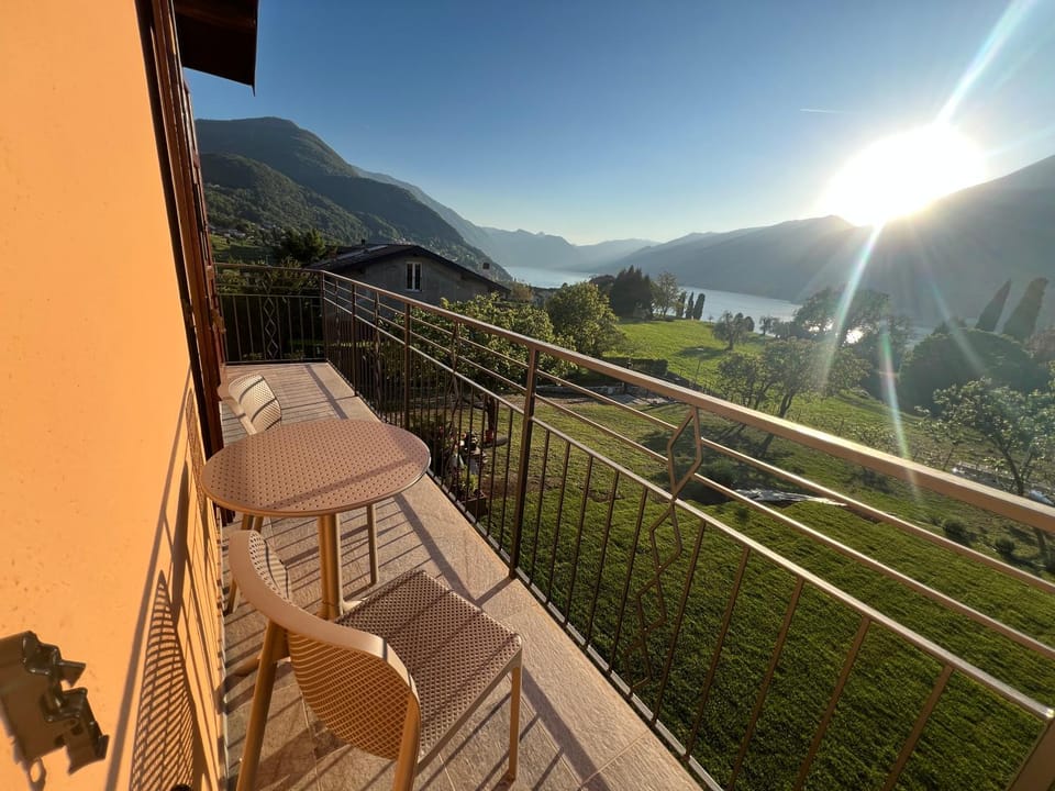 Balcony/Terrace, Balcony/Terrace, Lake view, Mountain view