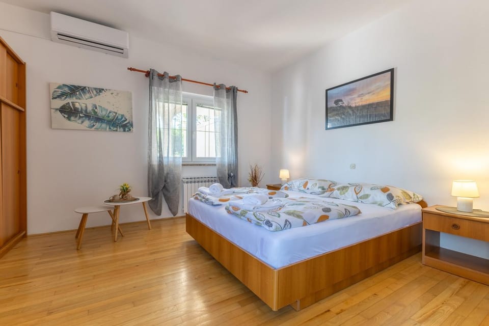 Bed, Bedroom, air conditioner