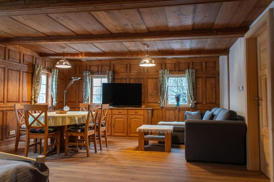 TV and multimedia, Living room, Seating area, Dining area