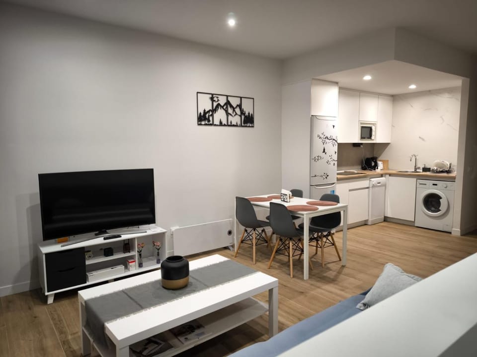 Communal lounge/ TV room, TV and multimedia, Living room, Dining area, dishwasher, stove, toaster, washing machine