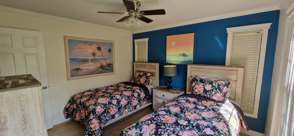 Beautiful 2bedr villas, close to Siesta Key, WiFi, pool, jacuzzi Villa in Florida