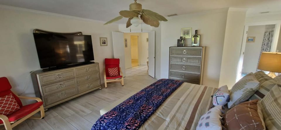 Beautiful 2bedr villas, close to Siesta Key, WiFi, pool, jacuzzi Villa in Florida