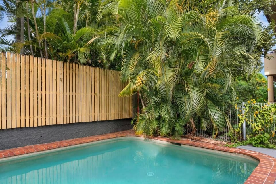 Spacious 2BR Stay, Parking Pool & Balcony Apartment in Toowong