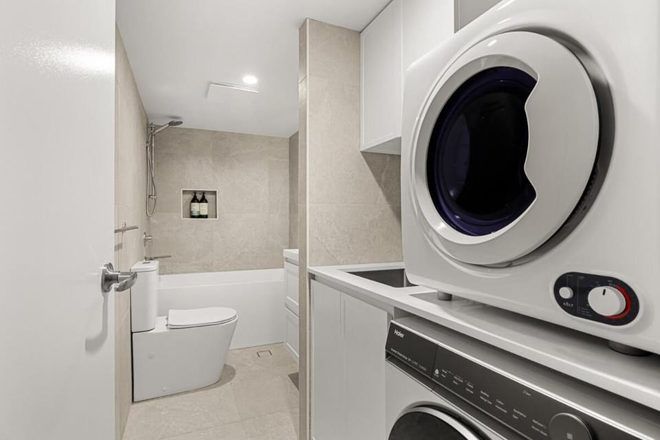 Spacious 2BR Stay, Parking Pool & Balcony Apartment in Toowong