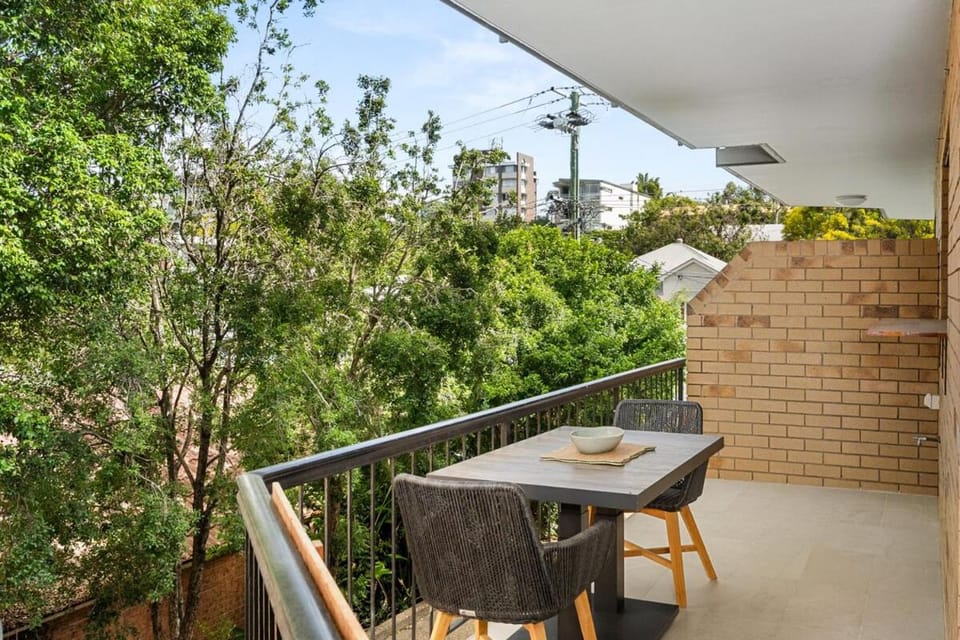 Spacious 2BR Stay, Parking Pool & Balcony Apartment in Toowong