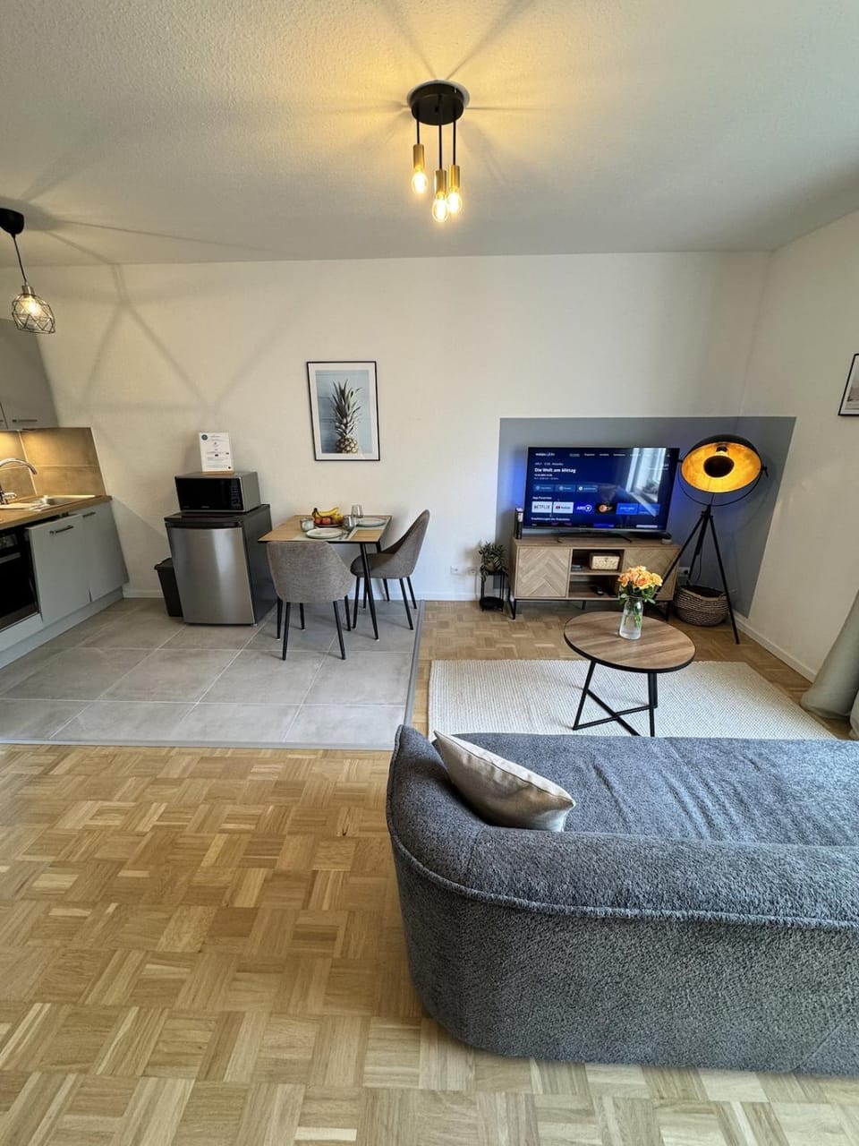 TV and multimedia, Living room, Seating area, Dining area