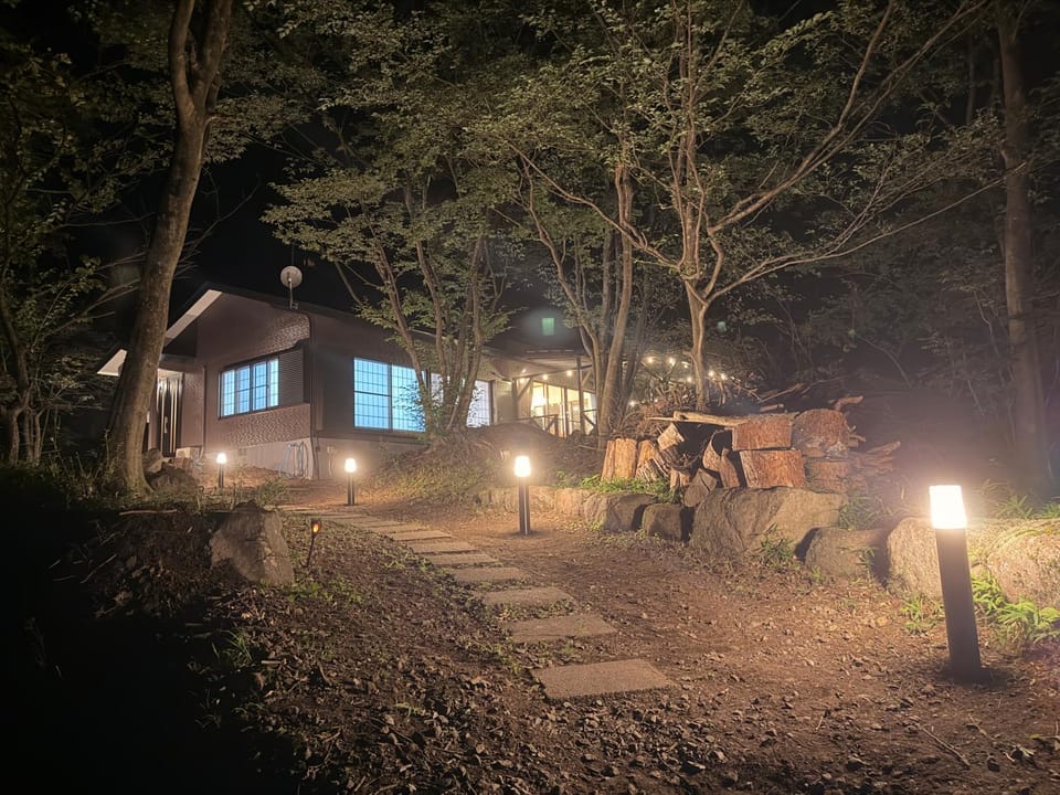 BBQ屋根付き大型ウッドデッキ川のせせらぎを聴きながら贅沢時間ペット同伴OK森と音に癒されるコテージ Rill House in Japan