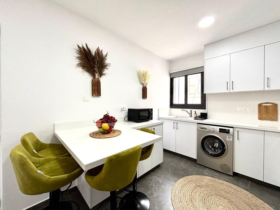 Kitchen or kitchenette, Dining area, oven