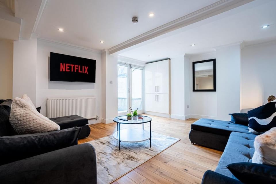 Spacious Leeds City Apt Sleeps 8 With Free Parking Apartment in Leeds