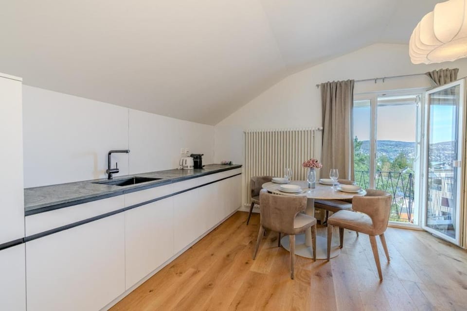 Kitchen or kitchenette, Dining area, stove