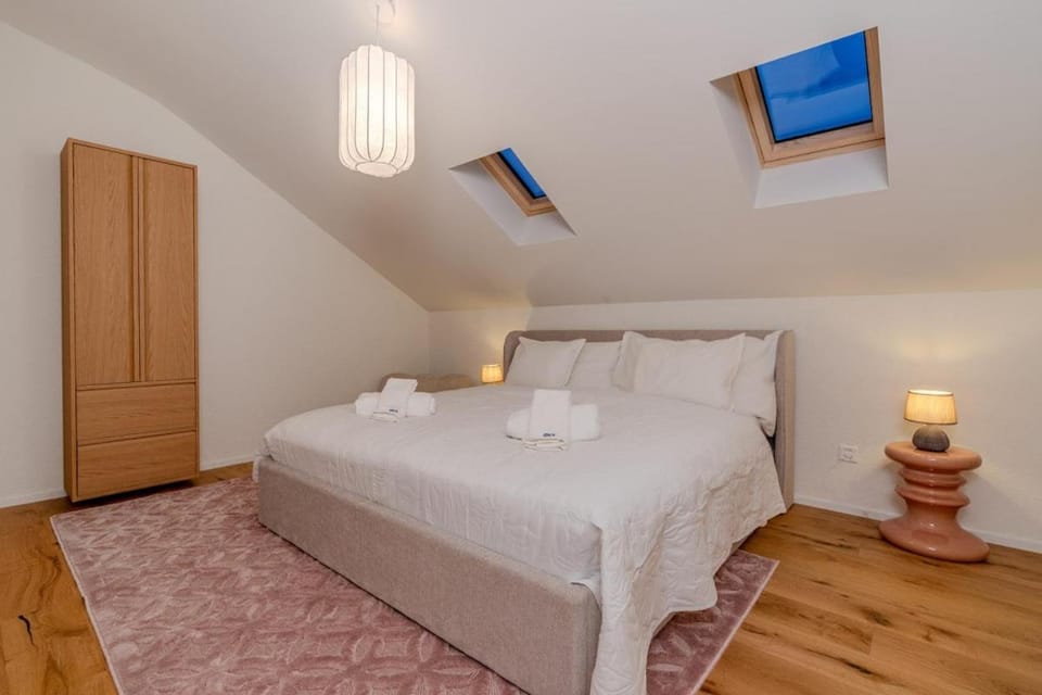 Property building, Bed, Bedroom