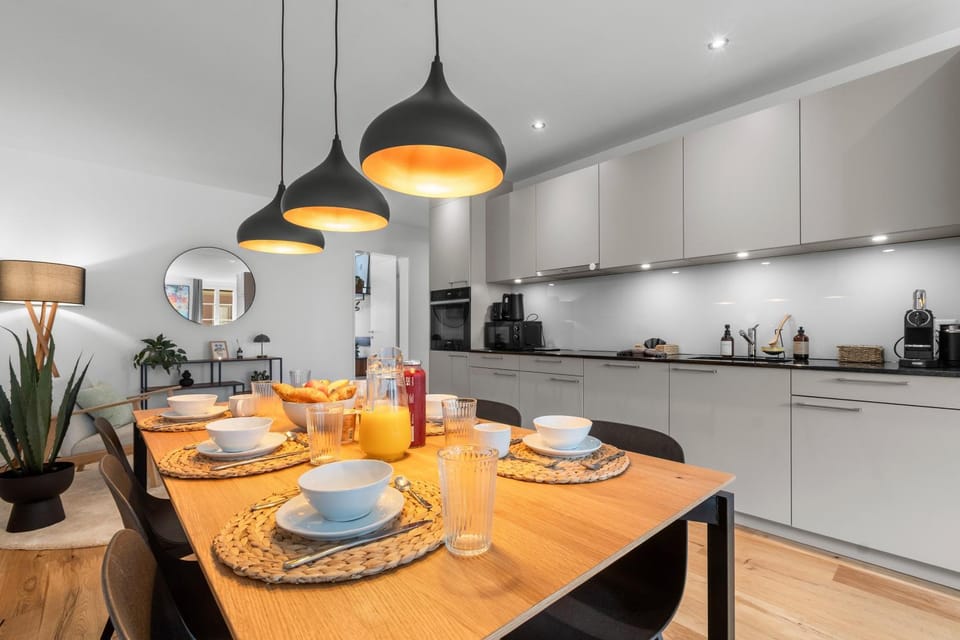 Coffee/tea facilities, Kitchen or kitchenette, Food and drinks, Dining area, Food, stove