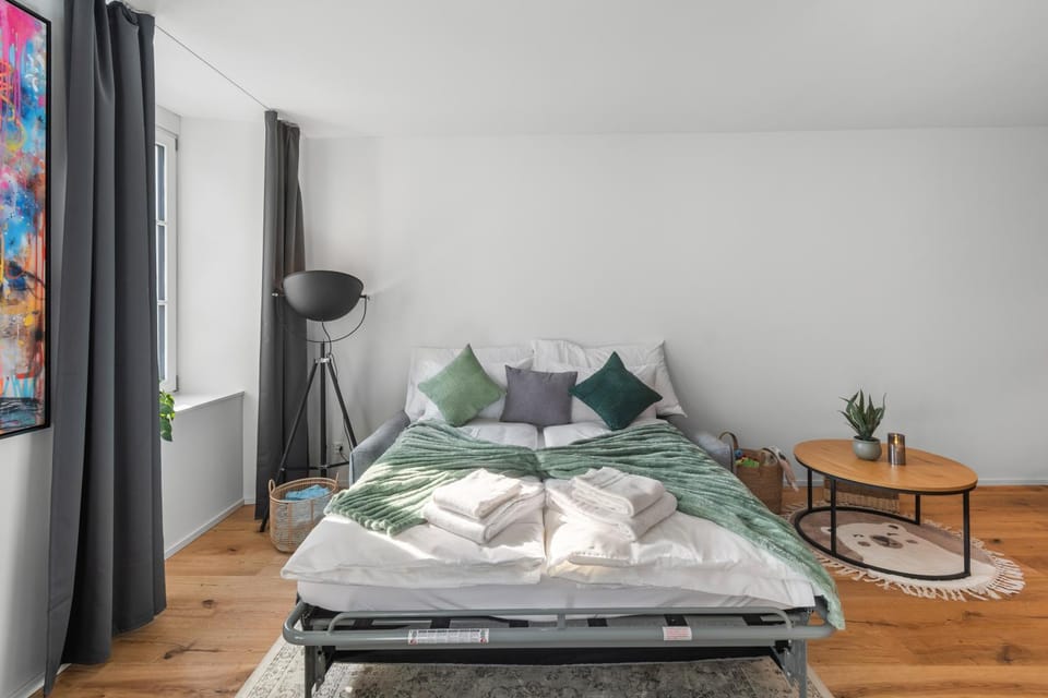 Bed, Living room, towels