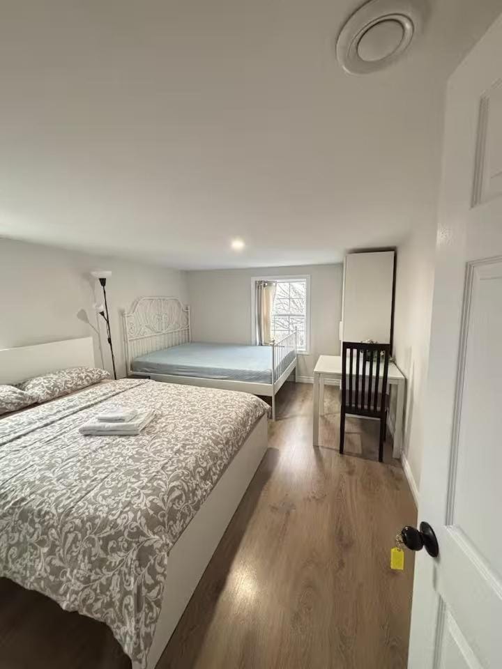 Bright Ensuite Room with 2 Queen Beds-3A Bed and Breakfast in Dartmouth