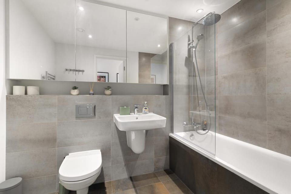 Luxury Wembley 2 bed Flat - Sleeps 9 Apartment in Wembley