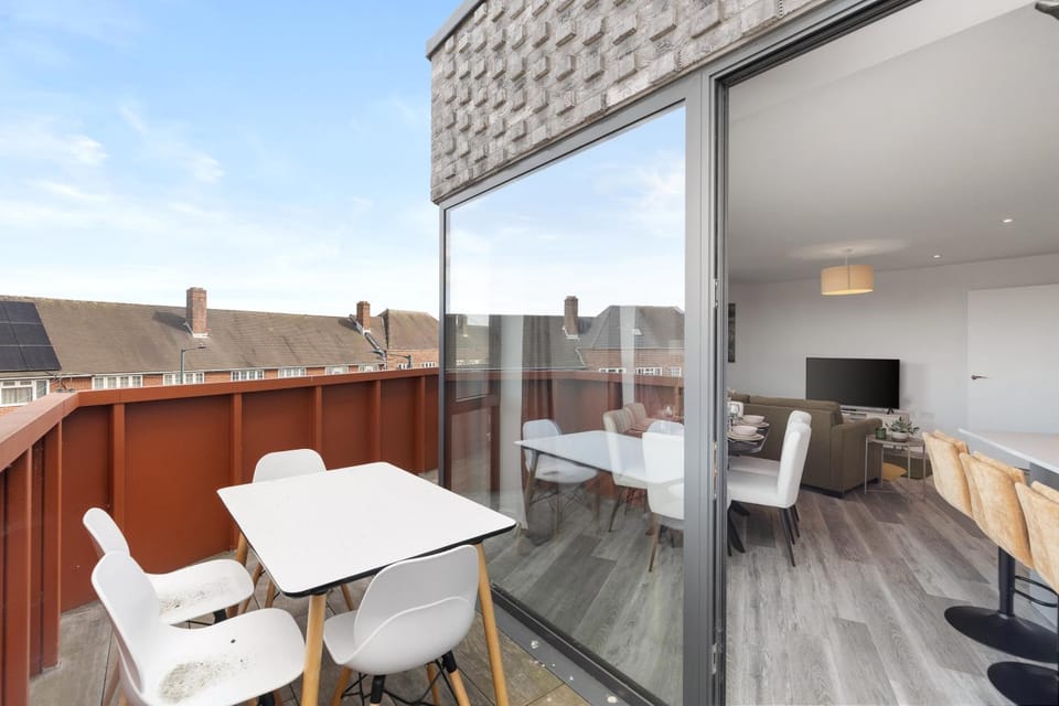 Luxury Wembley 2 bed Flat - Sleeps 9 Apartment in Wembley