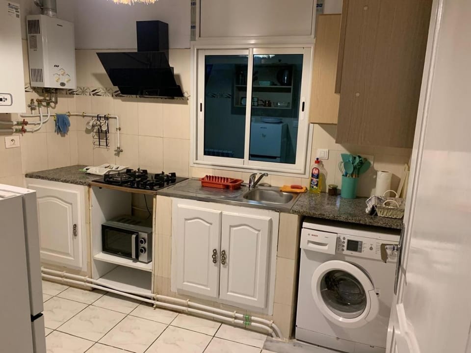 Kitchen or kitchenette, dishwasher, stove