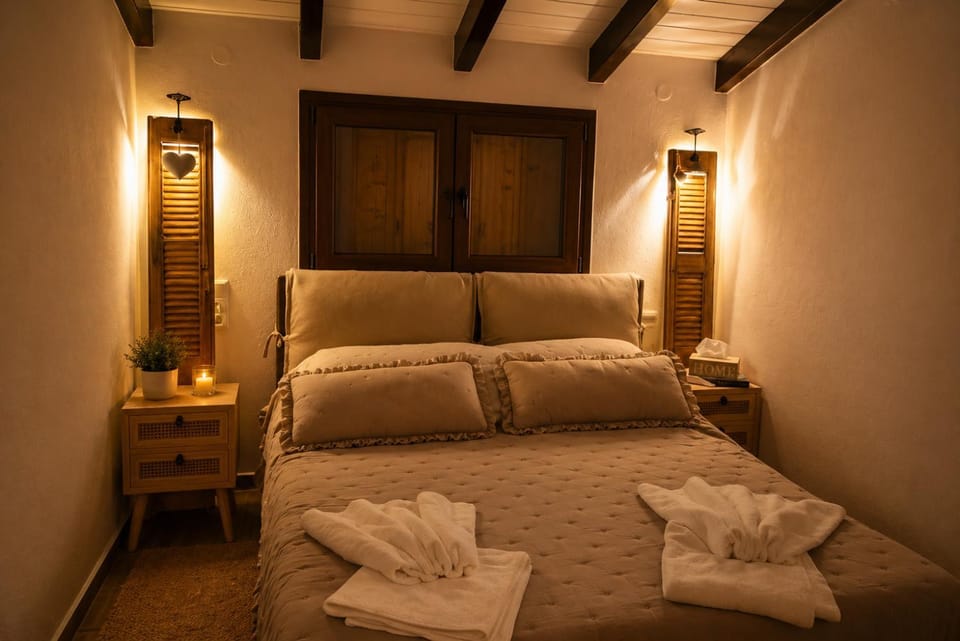 Bed, Photo of the whole room, Bedroom, towels